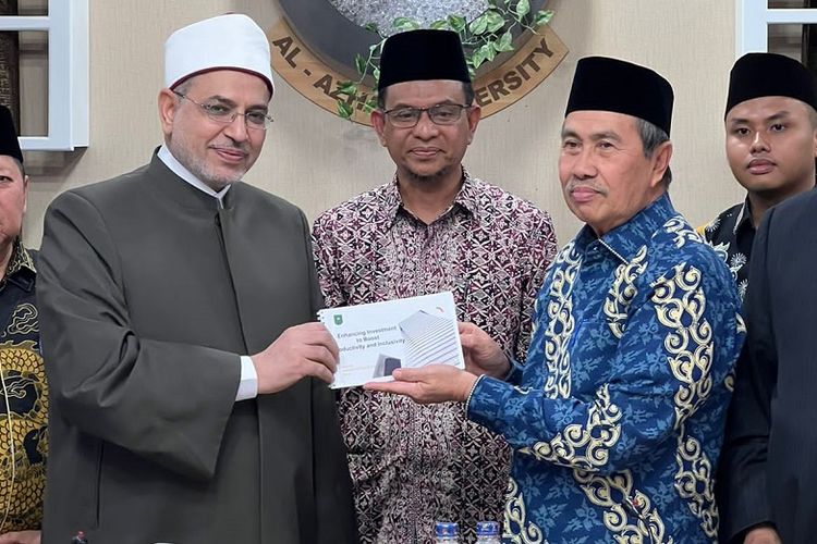 Gubernur Riau Syamsuar kunjungi Universitas Al-Azhar dengan tujuan untuk menjalin kerja sama di bidang pendidikan agama dan bidang lainnya, salah satu sektor pertanian. 