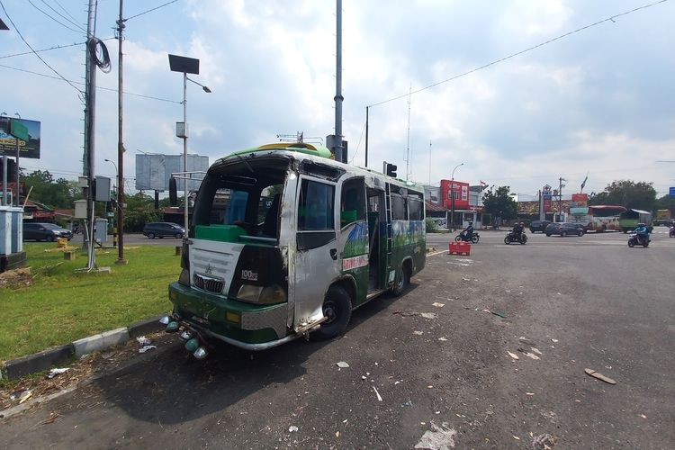foto bus yang alami kecelakaan setelah diamankan, di pertigaan Pelem Gurih, Gamping, Sleman, Rabu (15/5/2022)