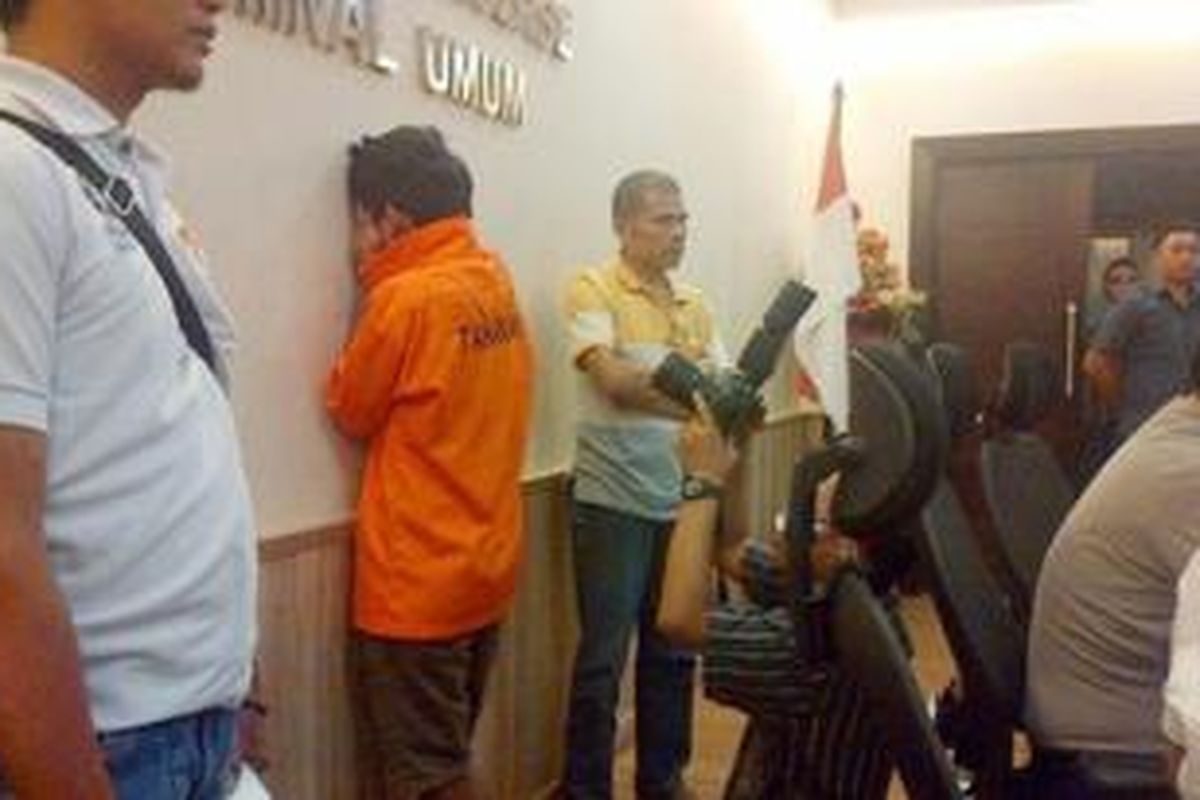 KH alias Kus (16), tersangka pembunuh SW (14), ditunjukkan kepada wartawan di Mapolda Metro Jaya, Senin (29/7/2013).