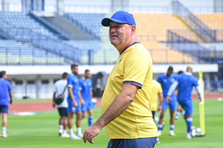 Pelatih Persib Bandung Bojan Hodak memimpin latihan resmi tim jelang laga pertama AFC Champions League Two (ACL 2) 2025-2026 melawan Lion City Sailors FC yang akan digelar Kamis (18/9/2025) di Gelora Bandung Lautan Api (GBLA). 