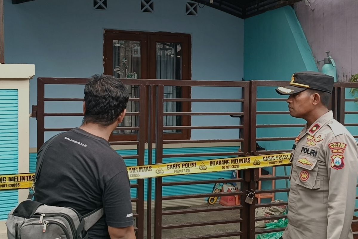 Kapolsek Singosari saat olah TKP di rumah korban yang tewas diduga akibat diracuni oleh suaminya, di Desa Watugede, Kecamatan Singosari, Kabupaten Malang.