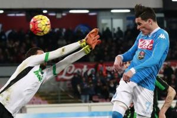 Pemain Napoli, Jose Callejon, menanduk bola ke gawang Sassuolo pada laga lanjutan Serie A di Stadion San Paolo, Sabtu (16/1/2016) waktu setempat.