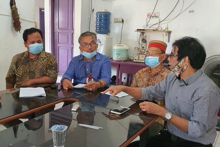 Tokoh Adat Dayak Modang Long Wai, Daud Luwing, Sekertaris Adat, Benediktus Beng Lui didampingi dua tokoh masyarakat Herry Kiswanto Sihotang dan Ellisason bersama Direktur WALHI Kaltim, Yohana Tiko saat menggelar keterangan pers di Samarinda, Jumat (19/2/2021). 