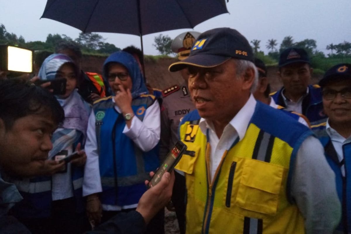 Menteri Pekerjaan Umum dan Perumahan Rakyat (PUPR) Basuki Hadimuljono ditemani Direktur Utama PT Jasa Marga (Persero) Tbk meninjau lokasi longsor di 8 meter ruang milik jalan Tol Cipularang, Senin (17/2/2020).