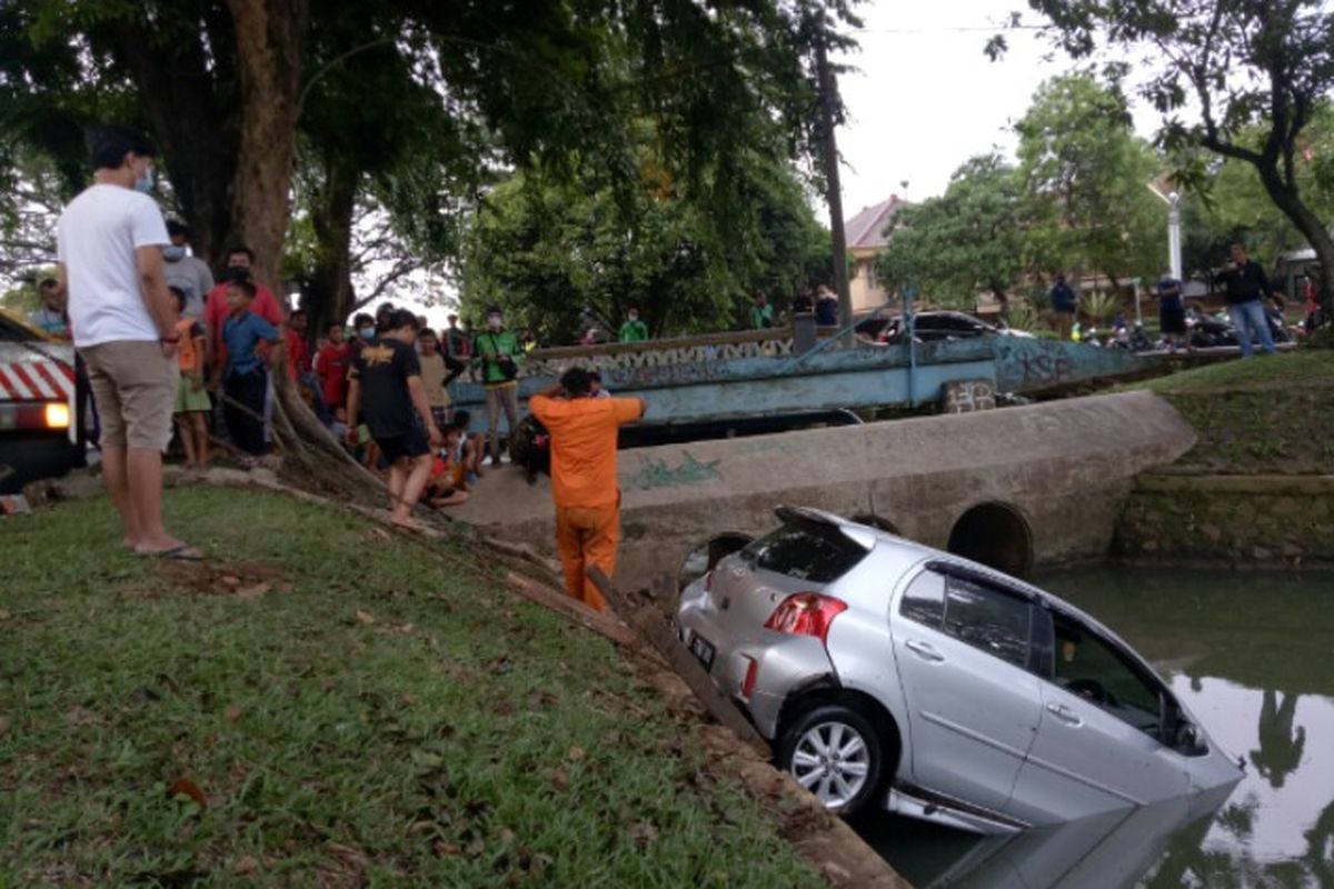 Mobil dengan nomor polisi B 1788 POS menabrak trotoar hingga tercebur kali di kawasan Bintaro Sektor IX, Pondok Aren, Tangerang Selatan, Sabtu (19/12/2020).