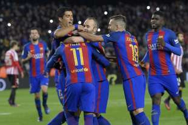 Para pemain FC Barcelona merayakan gol ke gawang Athletic Bilbao dalam laga kedua babak 16 besar Copa del Rey di Stadion Camp Nou, Rabu (11/1/2017) waktu setempat.