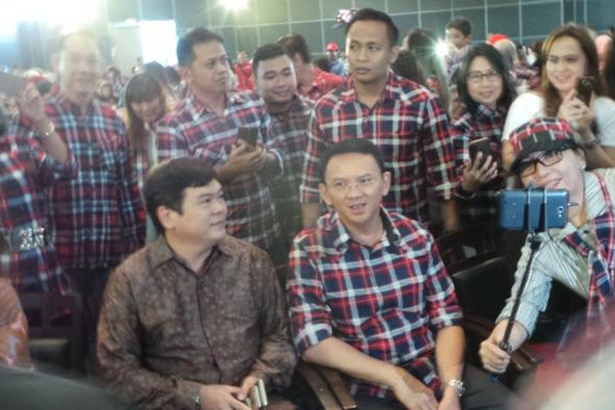 Calon gubernur DKI Jakarta Basuki Tjahaja Purnama (pakai baju kotak-kotak) bersama sang adik, Basuri Tjahaja Purnama di acara bedah buku 