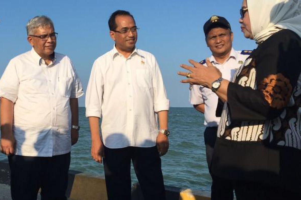 Menteri Perhubungan Budi Karya Sumadi (tengah) saat mengecek lokasi calon Pelabuhan Patimban, Subang, Jawa Barat, Minggu (4/9/2016).