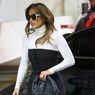 Jalan Bareng Ben Afflect, Jennifer Lopez Tampil Chic dengan Sepatu Loafers