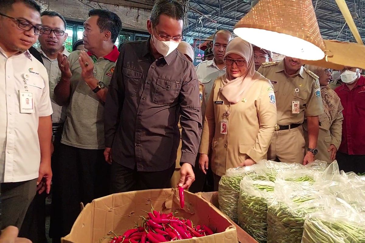 Pj. Gubernur DKI Jakarta Heru Budi Hartono menyambangi Pasar Induk Kramat Jati, di Jakarta Timur, pada Selasa (6/12/2022) pagi. 