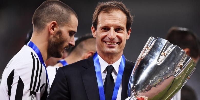 Pelatih Juventus, Massimiliano Allegri, memegang trofi Piala Super Italia. Juve meraih gelar ini seusai mengalahkan Lazio dengan skor 2-0, pada laga yang digelar di Shanghai Stadium, Sabtu (8/8/2015). 