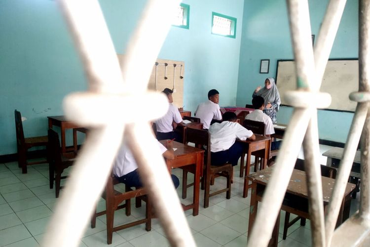 Anak binaan LPKA Kelas I Blitar mengikuti kegiatan belajar di satu ruangan kelas di area LPKA, Senin (28/8/2023)