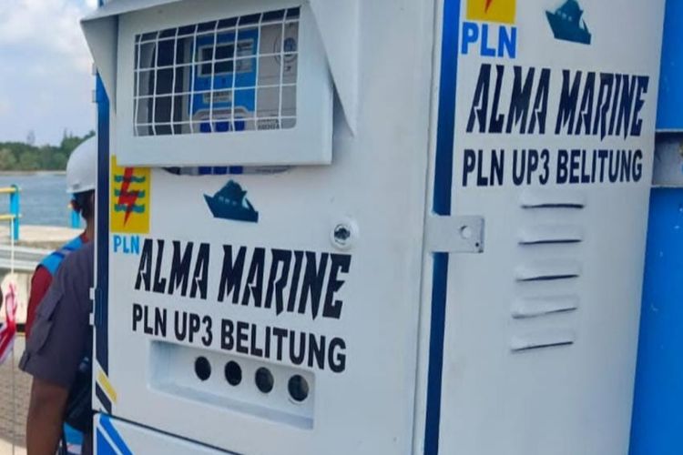 Anjungan listrik mandiri (Alma) di Pelabuhan Tanjung Ru, Belitung dioperasikan, Sabtu (15/7/2023).