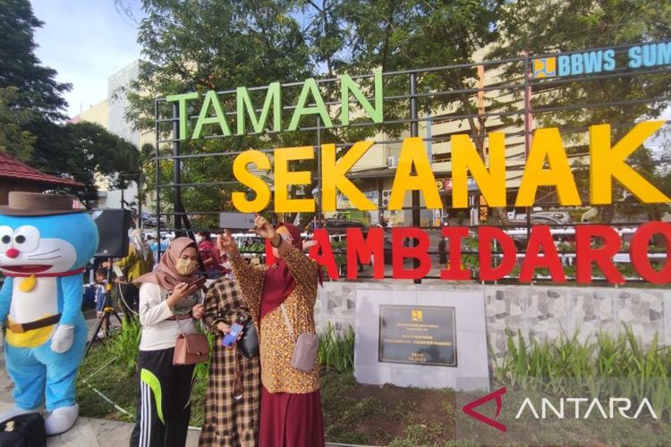 Warga berswafoto di kawasan Sekanak-Lambidaro di Jalan Radial, Kecamatan Bukit Kecil, Palembang, Sumatera Selatan, Jumat (26/8/2022)