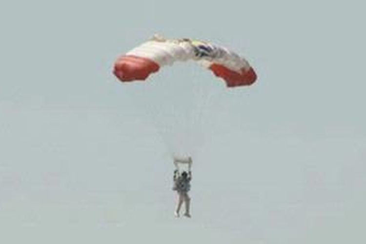 Felix Baumgartner terjun dengan parasut setelah kurang lebih 4 menit 44 detik terjun jatuh bebas dari ketinggian 38,6 km di atas permukaan laut. 