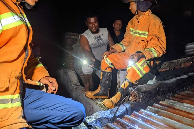 Petugas Damkar mengecek bagian atap rumah yang nyaris terbakar akibat lampion di Jalan Pamugaran, Kecamatan Sampang, Kabupaten Cilacap, Jawa Tengah, nyaris terbakar, Sabtu (27/8/2022) petang.