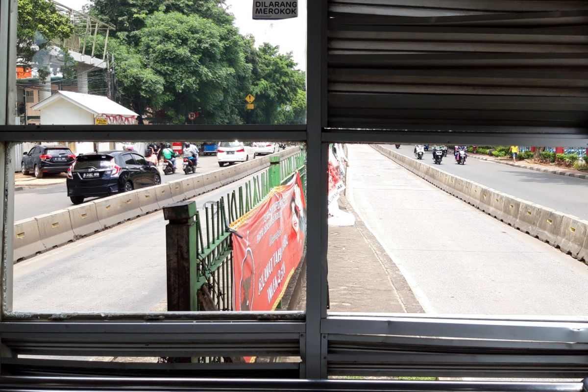 Kaca jendela yang pecah di Halte Transjakarta Pasar Rumput, Jakarta Sealtan, belum diperbaiki, Senin (4/2/2019). Kaca jendela itu pecah dalam tawuran antara warga pada akhir pekan lalu.