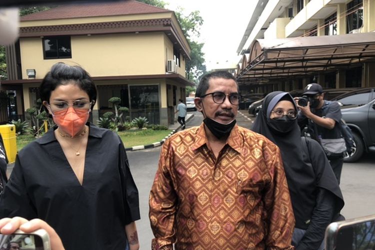 Nikita Mirzani didampingi kuasa hukumnya, Fahmi Bachmid, saat ditemui di Mabes Polri, Rabu (22/6/2022).