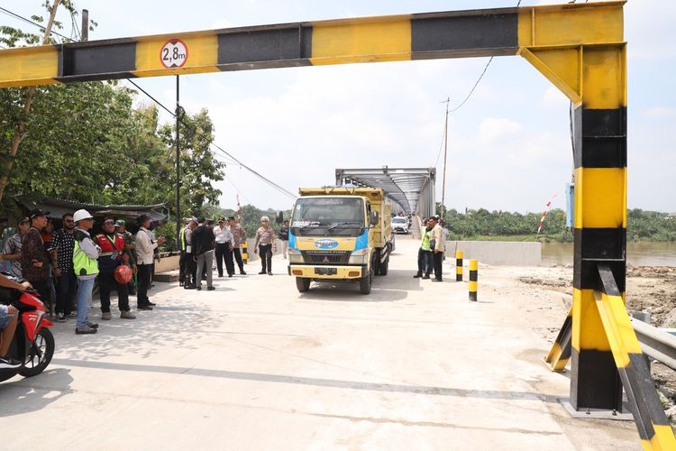 Kendaraan roda 4 mulai bisa melintas di atas Jembatan Glendeng yang menghubungkan akses lalu lintas Kabupaten Tuban menuji Bojonegoro pasca proses rehabilitasi bangunan rampung dikerjakan . Kamis (1/2/2024).