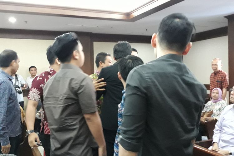 Dua pengunjung sidang membuat kericuhan saat sidang pemeriksaan terdakwa Lucas di Pengadilan Tipikor Jakarta, Kamis (28/2/2019).