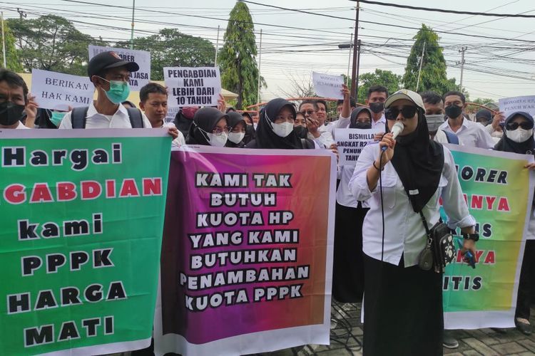 Anomali Status Guru Honorer dan Solusi Penyelesaiannya