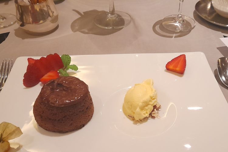 Warm chocolate fondant and vanilla ice cream di Restoran il Mare Hotel Mulia. 