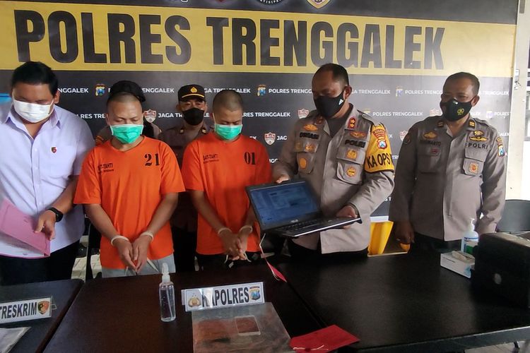 Dua pelaku penipu penjualan online asal Kabupaten Sidrap Sulawesi Selatan, di tangkap Polisi Trenggalek Jawa Timur, Rabu (09/03/2022).