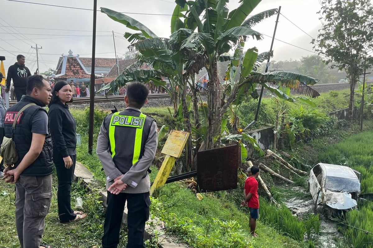 Minibus Avanza pengantar jemaah haji tertabrak Kereta Api di rel pelintasan tanpa palang pintu, Desa Tuko, Kecamatan Pulokulon, Kabupaten Grobogan, Jawa Tengah, Jumat (1/5/2026) dinihari.