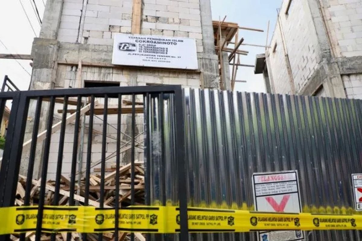 Komplek sekolah Yayasan Pendidikan Islam (YPI) Cokroaminoto di Jalan Pertukangan Tengah, Ampel, Kecamatan Semampir, Kota Surabaya, Jatim, disegel. (ANTARA/HO-Pemkot Surabaya)