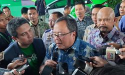 Menristek Sumringah Grab Gunakan Motor Listrik dari Gesits 