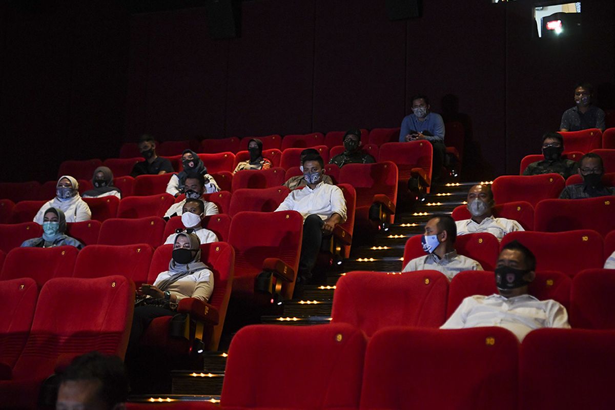 Penonton Bioskop XXI duduk berjaga jarak saat pemeriksaan kesiapan bioskop beroperasi kembali di Pusat Grosir Cililitan, Jakarta, Sabtu (29/8/2020). Pemprov DKI Jakarta akan membuka bioskop di Jakarta untuk beroperasi kembali dengan protokol kesehatan yang ketat.