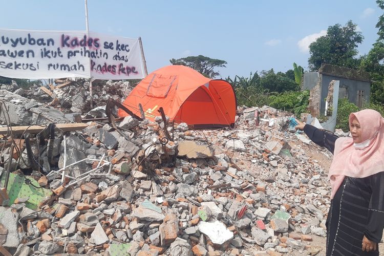 Kepala Desa Pepe, Siti Hibatun Yulaika menunjukkan tenda yang dia dirikan dibekas rumahnya yang dieksekusi Pengadilan Negeri (PN) Klaten untuk proyek jalan tol Solo-Yogyakarta di Desa Pepe, Ngawen, Klaten, Jawa Tengah, Jumat (19/5/2023).