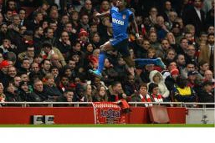 Gelandang AS Monaco, Geoffrey Kondogbia, melakukan selebrasi usai mencetak gol pembuka timnya ke gawang Arsenal pada leg pertama babak 16 besar Liga Champions di Emirates Stadium, Rabu (25/2/2015).