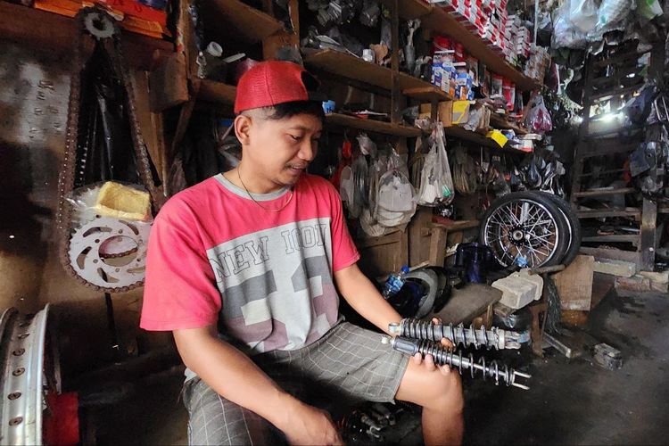 Shockbreaker rekondisi banyak diminati karena lebih murah, tahan hingga setahun, dan tetap dijamin garansi singkat.
