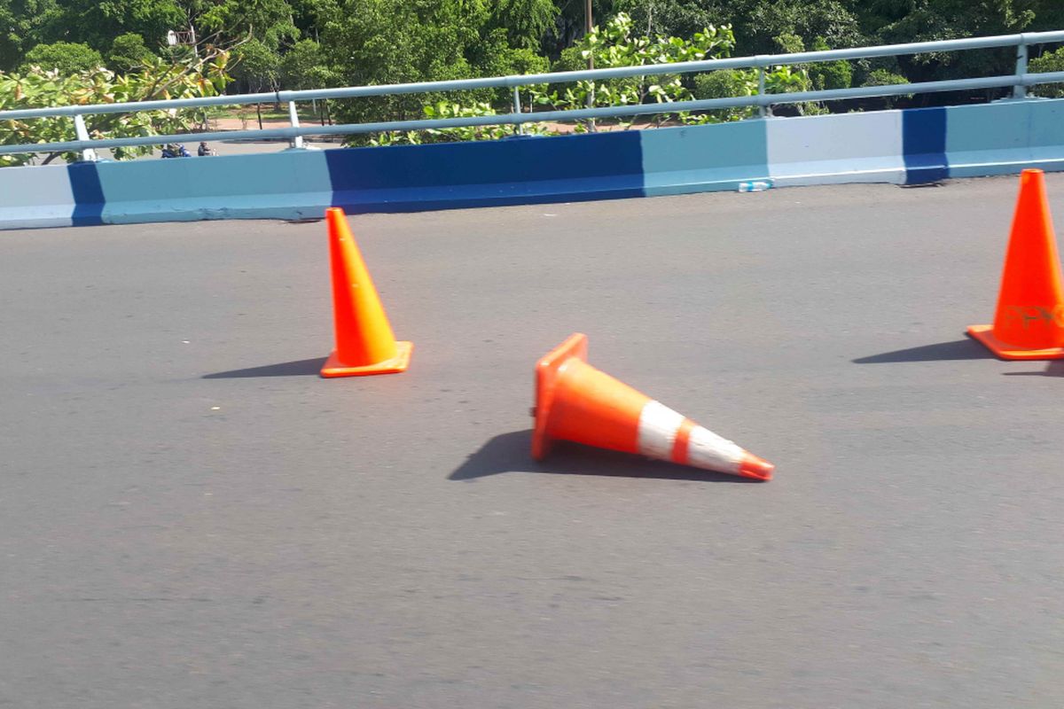 . Traffic cone itu dipasang sebagai tanda peringatan bagi pengendara untuk mengurangi kecepatan kendaraannya di flyover Kemayoran. Foto diambil Kamis (3/1/2019).