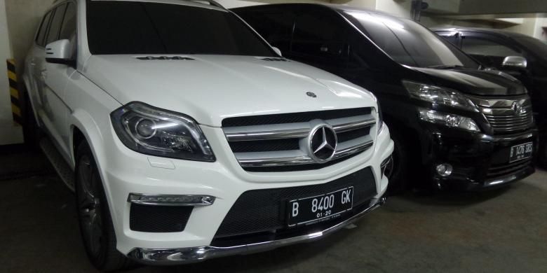 Mercedes Benz SUV milik Tubagus Chaeri Wardana. Harga mobil ini mencapai Rp 500 juta.