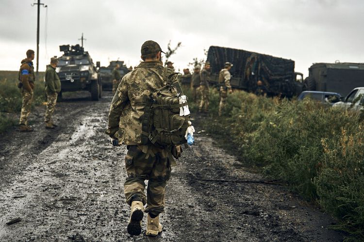 Tentara Ukraina berdiri di jalan di wilayah yang dibebaskan di wilayah Kharkiv, Ukraina, Senin, 12 September 2022.