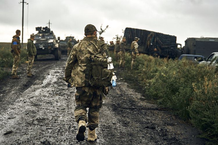 Momen Emosional Tentara Ukraina Temui Istrinya yang Sedang Hamil