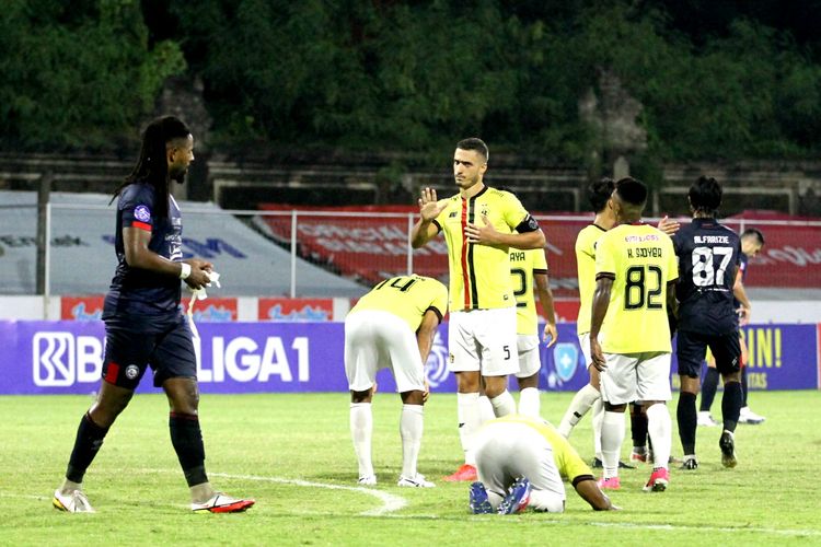 Pemain asing Persik Kediri Arthur Felix mengucapkan maaf kepada pemain Arema FC seusai pertandingan pekan 28 Liga 1 2021-2022 yang berakhir dengan skor 0-1 di Stadion I Gusti Ngurah Rai Denpasar, Minggu (27/2/2022) malam.