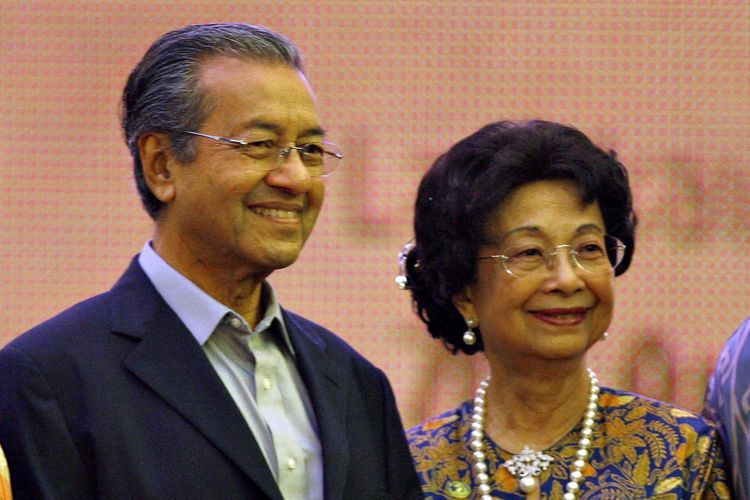 Istri Mahathir, Siti Hasmah, Meninggal pada Usia 100 Tahun
