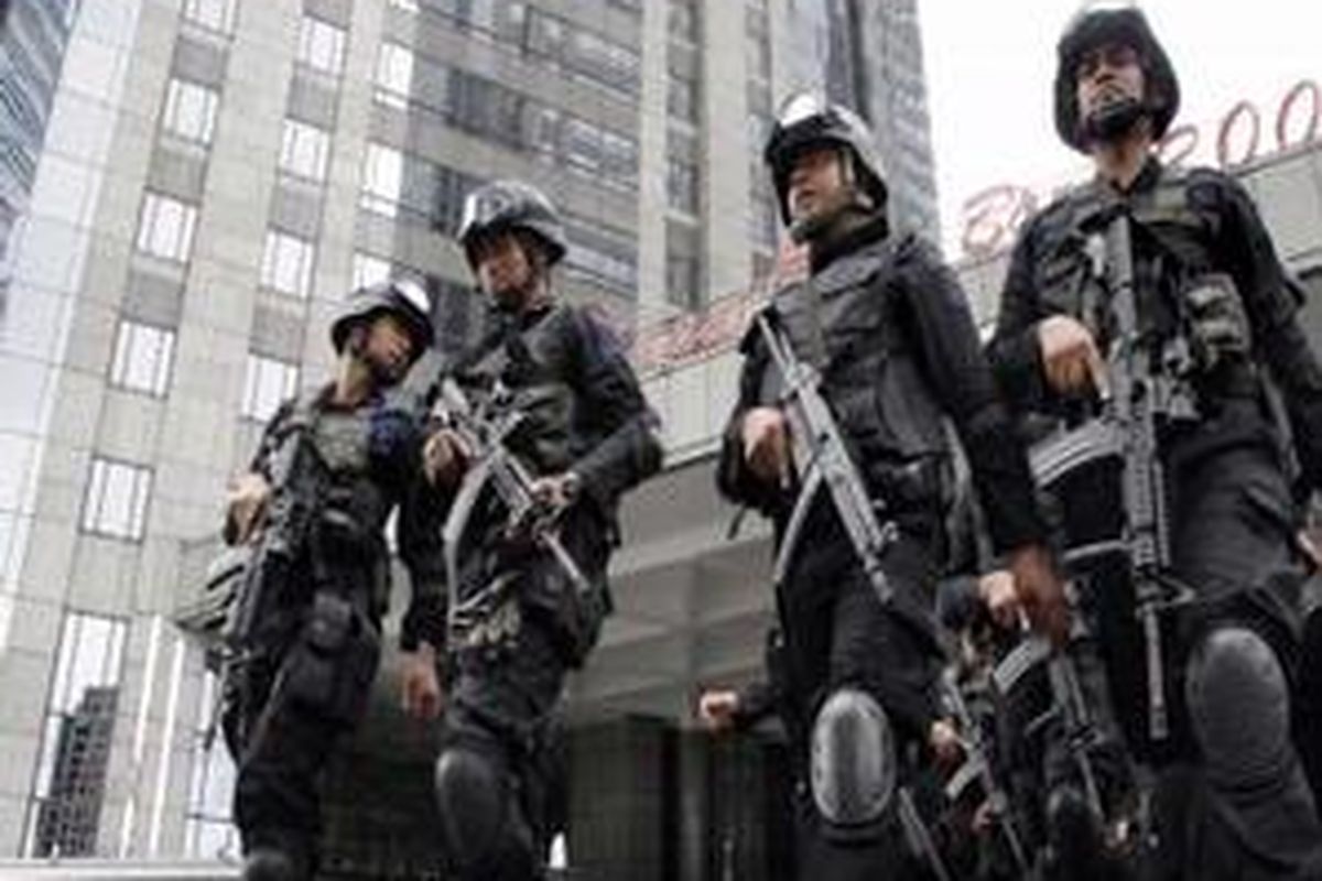 Pasukan khusus antiteror, Densus AT88 Polda Metro Jaya dalam simulasi penangulangan teroris serta evakuasi korban tindakan teror di Gedung Bursa Efek Indonesia, Jakarta, Selasa (16/12). 