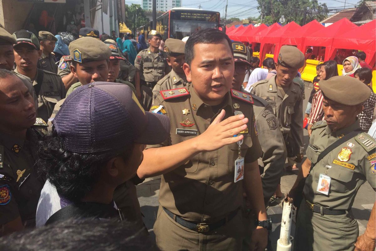 PKL Tanah Abang, Jumat (22/12/2017), berdebat dengan petugas Satpol PP DKI Jakarta karena tidak mau ditertibkan. PKL minta Pemprov DKI menyediakan lapak khusus bagi mereka.