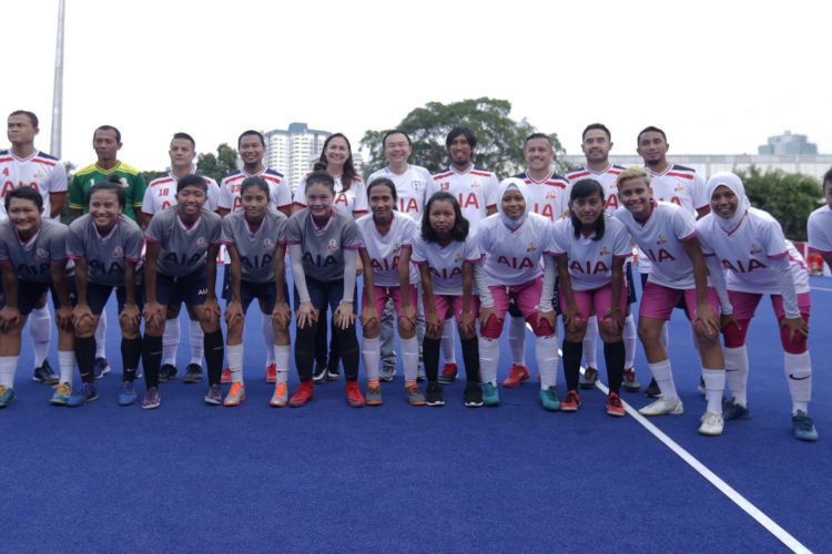 Tim pemain legenda sepak bola Indonesia berpose bersama tim AIA Championship For Woman pada pertandingan eksibisi di Lapangan Hoki, Senayan Gelora Bung Karno, Jakarta, Sabtu (12/1/2019). Sejumlah pemain legenda Indonesia seperti, Firman Utina, Hendro Kartiko, Budi Sudarsono, Ponaryo Astaman dan lain-lain akan mewakili Indonesia di Kompetisi regional Bangkok, Thailand bersama dua tim AIA Championship pada maret 2019 mendatang.