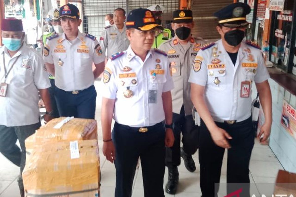 Kepala Dinas Perhubungan DKI Jakarta, Syafrin Liputo saat meninjau Terminal Kalideres Jakarta Barat, Rabu (21/12/2022). 