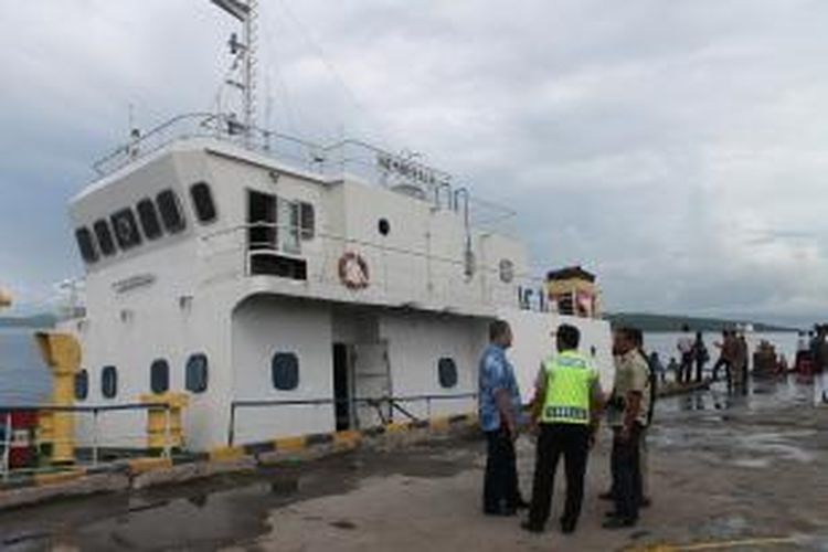 Kapal Motor Perintis Nembrala, yang sedang sandar di pelabuhan Tenau, Kupang, Nusa Tenggara Timur (NTT), terbakar di ruang anak buah kapal (ABK), Rabu (11/2/2015) pagi