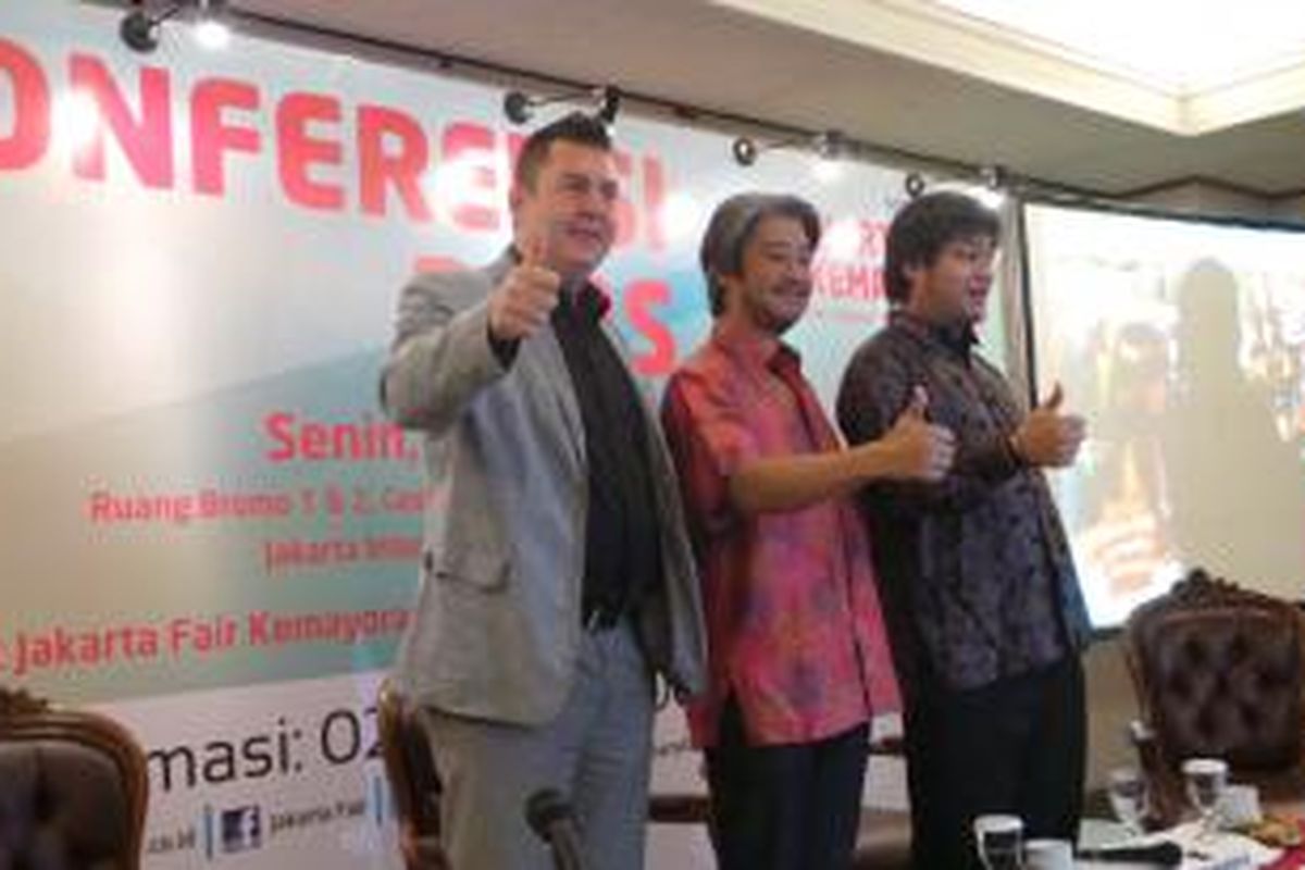 (dari kiri ke kanan) Marketing Director PT JIExpo Ralph Scheunemann, Managing Director PT JIExpo Prajna Murdaya, dan Director PT JIExpo Karuna Murdaya saat menyelenggarakan konferensi pers Jakarta Fair 2015, di Kemayoran, Jakarta Pusat, Senin (25/5/2015). 