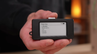 YouTuber Bikin E-Reader Sekecil Ibu Jari, Bisa Simpan 10 Buku