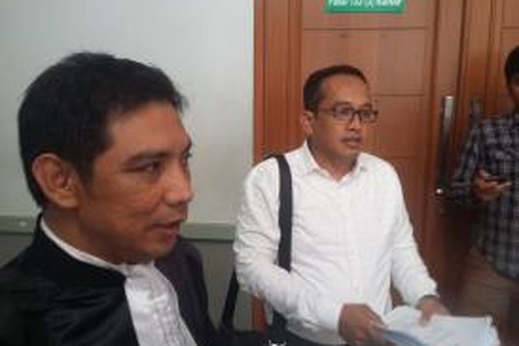 Feldy Taha dan Rahmat Harahap, dua orang kuasa hukum mantan Ketua Komisi VII DPR RI, Sutan Bhatoegana, saat tiba diPengadilan Negeri Jakarta Selatan, Senin (23/3/2015).