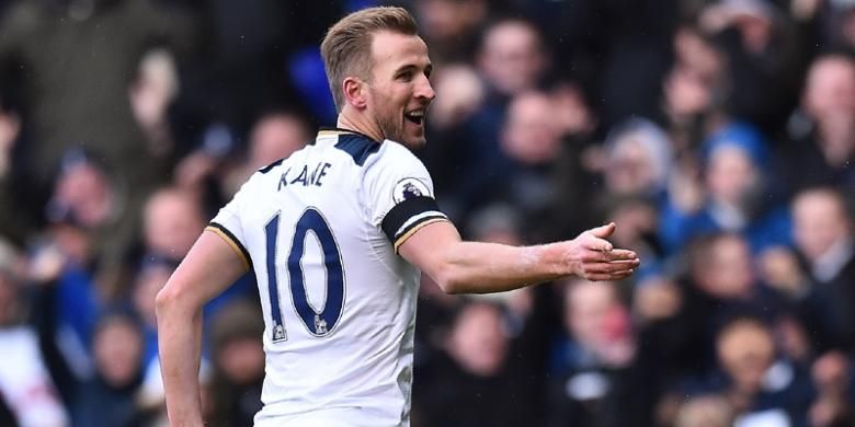 Striker Tottenham Hotspur, Harry Kane, melakukan selebrasi setelah mencetak gol pertama timnya ke gawang West Bromwich Albion dalam laga Premier League di White Hart Lane, London, Sabtu (14/1/2017). Kane cetak hat-trick dalam laga yang berakhir dengan skor 4-0 untuk Tottenham.