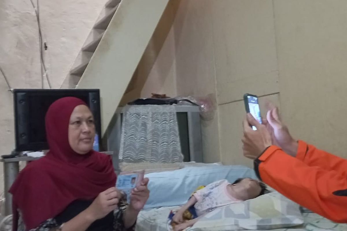 Petugas Kantor Pos terlihat sedang mendata KPM yang menerima bansos sembako dan PKH.